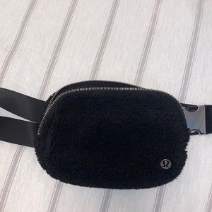 Lululemon black sherpa bag